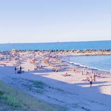 Două mai'de, plaja 200 metre mesafede yer alan casa palaghia, barbekü olanakları, şezlonglar ve çocuk oyun alanı bulunan bahçesiyle hizmet pozitionata bine, la strada principala, nu foarte departe de accesul catre plaja 2 mai, curat, proprietari primitori, multa umbra in curte, multe spatii de relaxare. Cum A Fost Concediul La Eforie Sud PÄreri Debora TentiÈ