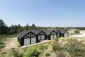 Mieten sie über die private ferienhausvermietung von feriepartner blåvand zu einem attraktiven bei feriepartner blåvand finden sie 6 ferienhäuser zum mieten in vejers strand an der nordsee. Ferienhaus 20 Personen Gl Maelkevej 6857 Blavand 1031 Bv122 Danischeferienhauser De