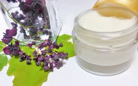 Das … zink und teebaumöl wirken sehr gut gegen hautunreinheiten. Naturkosmetik Cremes Selbermachen Unkompliziert Und Schnell