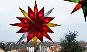 Wer jetzt schon begeistert ist, wird gleich noch mehr staunen, denn nun wird. Weihnachtsstern Aus Papier Selbst De