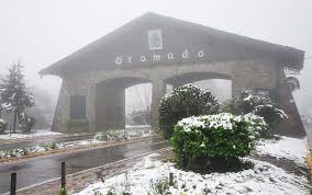 Para a noite ficar perfeita um bom vinho e uma boa companhia. Onda De Frio Deve Levar Neve A Gramado E Canela Essa Semana
