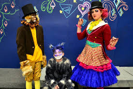 The costume (s) can be collected two (2) days before the event after the payment of all fees. Costume Rentals Colorado Acts