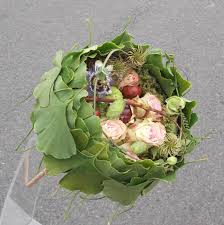 Laura Leong Combines Ginko Leaves Clematis Seed Heads Pink Roses Passion Flower And Horse Chestnuts Blumengestecke Blumen Kunst Blumenstrauss