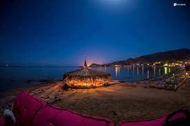 الطعام السيناوي هل تشعر بالجوع الآن بعد أن فتحت هذه المناظر المبهجة شهيتك للطعام؟ هنا يجب أن تذهب إلى مطعم الكامب، وستجد فيه وجبات متنوعة على مدار اليوم. أطعمة سيناوية ووجبات مصرية أصيلة بجانب الوجبات العالمية مثل البيز. Ø±Ø£Ø³ Ø´Ø§Ø·Ø¦Ø§Ù†