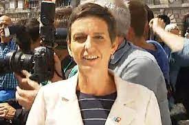 Coronavirus figures continue to fall sharply. Vrt Reporter Houdt Zich Met Moeite Staande Op Grote Markt Gazet Van Antwerpen Mobile