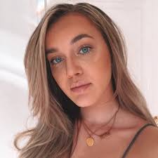 Alicia Wakefield's Instagram, Twitter & Facebook