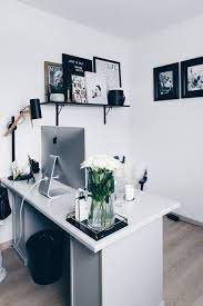Auch das verändern der umgebung des schreibtischs wem das design des eigenen schreibtischs mit der zeit zu langweilig und eintönig wird, der kann. Arbeitsplatz Zuhause Einrichten 5 Ideen Fur Mehr Stil Im Blogger Home Office Lifestyle Blog Aus Osterreich