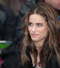 She has been in the acting business for decades, lighting up televisions, movie screens, and stages with her dazzling smile and thespian prowess. Amanda Peet Wikipedia