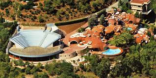 Pierre cardin bietet ihnen überwiegend herrenmäntel und jacken mit der passform regular fit oder slim fit an. Tour Pierre Cardin S House In The South Of France Architectural Digest