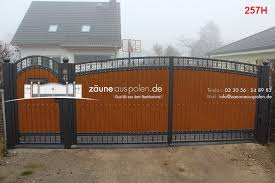Ähnlich wie bei einen vorgartenzaun rahmt der sichtschutzzaun das grundstück ein und kennzeichnet es als ihr privateigentum. Sichtschutzzaun Tor Mit Paneele Aus Polen Zaune Aus Polen