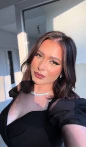 Andrea Lomas's Instagram, Twitter & Facebook