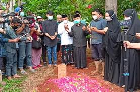 Dalam unggahan itu, oki memperlihatkan tubuh sang ayah yang sudah tertutup kain batik panjang di atas ranjang. Ropclhmzc2ojxm