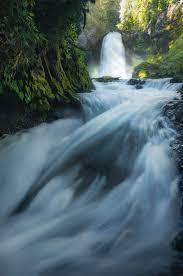 sahalie fall 俄勒冈停车基本便可到达的瀑布 也是koosah and sahalie falls trail 的一站 位于俄勒冈中部 到达sahalie停车场后 沿着指示标志上所说的石路台阶下去很快便可以看到一个小的观景台 上面有一把长椅 然后再沿着泥泞 waterfall outdoor water