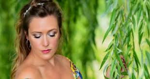 Musician Mary Beth Orr performs April 5th, presented by The Stray