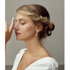 Car si on peut aisément se passer d'un collier, les boucles d'oreilles sont un accessoire indispensable qui viendra élégamment compléter votre tenue. Boucles D Oreilles Mariage Romantiques Bijoux De Lobes Sur Mesure Atelier Sarah Aime