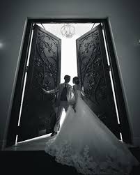 扉も立派なフォトスポット 結婚式場の 扉の前 で撮りたいウェディングフォト６選 marry マリー 結婚式の写真撮影 ウェディング 写真 ポーズ ウェディングフォト ポーズ