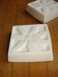 Un Savon Blanc Naturellement Potions Et Chaudron Savon Fait Maison Produits De Beaute Faits Maison Savon Fabrique A Froid