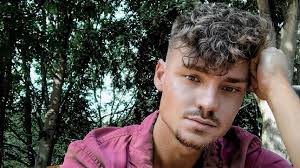 Karsten Walter äußert sich zur Knutscherei mit Männermodel