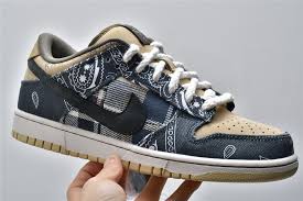 Travis scott teamed up with nike to create the travis scott x sb dunk low prm qs 'cactus jack.' featuring a patchwork design, the shoe's upper emerges with a tan suede base accented by plaid on the quarter panel and paisley on the overlays. Ø¹Ø±Ø¨ Ø³Ø±Ø§Ø¨Ùˆ Ø§Ù„Ø¨Ù†Ø¯Ù‚ Ù…Ø´Ø· Nike Dunk Cactus Jack Translucent Network Org