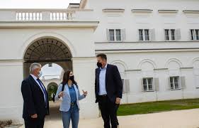 Jun 23, 2021 · szentkirályi alexandra: Szentkiralyi Alexandra Is Ellatogatott A Felujitott Bajnai Kastelyba Dorogi Medence Regionalis Hirportal