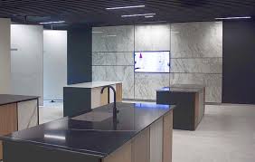 Cuentan con un equipo experto, que realiza sus trabajos con la última tecnología en el mercado y los materiales de la mejor calidad. Cosentino Vigo Center Renueva Sus Instalaciones Cocina Integral