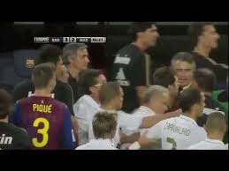 Vilanova le respondió, minutos después, dándole una bofetada y esto provocó que los cuerpos técnicos de ambos equipos continuaran la bronca. Mourinho Real Madrid Manager Hits Tito Vilanova Barcelona Manager In The Eye Funny Youtube