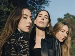 Es kommt eher selten vor, dass mehrere geschwister in punkto hobby und leidenschaft von kindesbeinen an gleich ticken. The Haim Sisters On Soul Baring Songwriting And Their Most Recent Album Hashtag Legend