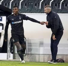Das wichtigste in kürze breel embolo von borussia mönchengladbach soll an einer illegalen party teilgenommen haben embolo soll sich in der badewanne vor der polizei versteckt haben. Borussia Monchengladbach Marco Rose Kritisiert Breel Embolo Scharf Welt