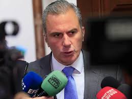 Ortega Smith tira una botella de agua vacía a Eduardo Rubiño, concejal de  Más Madrid