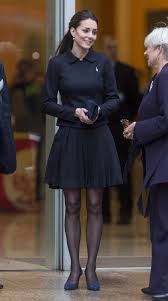 Als william hinzukam, schritten die drei gemeinsam über das gelände. Loading Wunderschone Frau Frau Anziehsachen