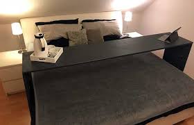 Betttisch Auf Rollen Selber Bauen Praktischer Fahrbarer Tisch Furs Bett Betttisch Betttisch Auf Rollen Bett Selber Bauen