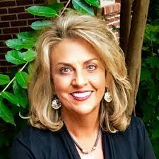 Lillian Oaks's Instagram, Twitter & Facebook