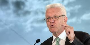 Daraufhin sagt der regierungschef teile seiner sommertour ab. Winfried Kretschmann Lastert Uber Die Grunen Wegen Elektro Auto Beschluss Express De
