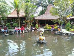 Untuk menuju ke kampung flory dari jogja wisatawan bisa menuju ke jalan magelang hingga sampai di lapangan denggung. Kampung Flory Jogja Yogya Gudegnet