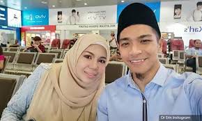 Orangnya berperwatakan lemah lembut dan begitu merendah diri. Malaysiakini Dr Erin Tak Sampai Hati Tengok Dai Farhan Jauh Dari Anak