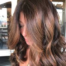 I capelli color cannella sono sempre attuali e belli da vedere. Tendenze Colore Capelli Autunno 2021 Cinnamon Spicy Cannella Speziata