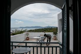 Οι δικαιούχοι ξεκίνησαν από το πρωί να υποβάλλουν τις αιτήσεις τους. Mpovdxrji7bxnm