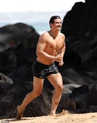 Orlando bloom kingdom of heaven london premiere. Orlando Bloom Showcases His Very Buff Physique As He Exercises Shirtless On The Beach Aktuelle Boulevard Nachrichten Und Fotogalerien Zu Stars Sternchen