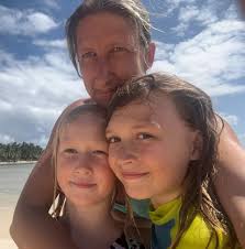 We made a pact to not give our kids smartphones. Here's why