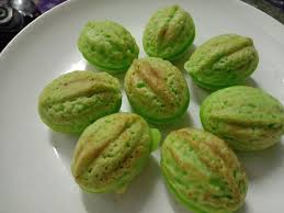 Angkat daun pandan kemudian tuang adunan ke dalam loyang. Resepi Kuih Cara Pandan Versi Tradisional Bidadari My