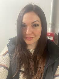 Being nosey! Which are you? I'm 💛💚