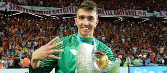 Muslera teker teker kupaları kaldırmakla kalmadı; Fernando Muslera Nin Sozlesmesi Uzatildi Galatasaray Org