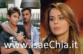 Fabrizio corona e carlos maria fanno una dedica a nina moric, pronunciando parole dolcissime nel giorno del suo compleanno. Fabrizio Corona Riabbraccia Il Figlio Carlos Per Natale E Sui Social Pubblica Una Vecchia Foto Con Nina Moric E Scrive Che Isa E Chia