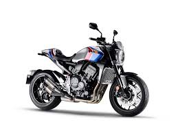 The angle of the photos that i took around the 0:47 mark are quite deceiving as the exhaust appears way far out to the right, but it's not. Honda Cb1000r Limited Edition 2019