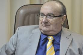 Por se sentir traído, José Dias quer distância de Robinson