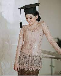 Wisuda merupakan salah satu moment special yang paling. 8 Kebaya Wisuda Berbahan Selain Brokat Yang Nyaman Dipakai Seharian Cantik Dan Berkesan