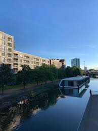 Ausstattung mit bett, schreibtisch, stuhl, regalen, kleiderschrank, vorhängen, deckenlampen, küchenzeile mit mikrowelle, cerankochfeld. 3 Zimmer Wohnung Zu Vermieten Nagelsweg 24b 20097 Hamburg Hammerbrook Mapio Net