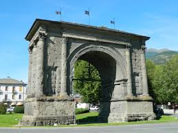 Ho trovato una città di mattoni, ve la restituisco di marmo. Tripadvisor Arco Di Augusto ØµÙˆØ±Ø© Arco Onorario D Augusto Aosta