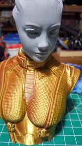 Alguém pediu um tronco? Isso saiu quase perfeito. A textura sobre o peito  parece um ralador de queijo. A mancha rosa ali é massa de madeira, aquela  seção de tecido ali era