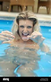 Frau nackt im Wasser Stock Photo - Alamy